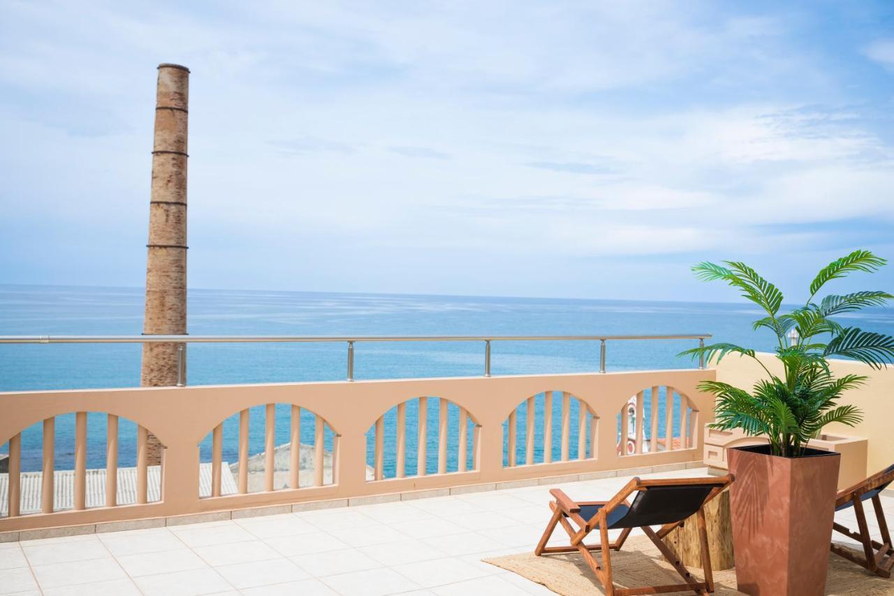 Thea - Rooftop Seaview Jacuzzi