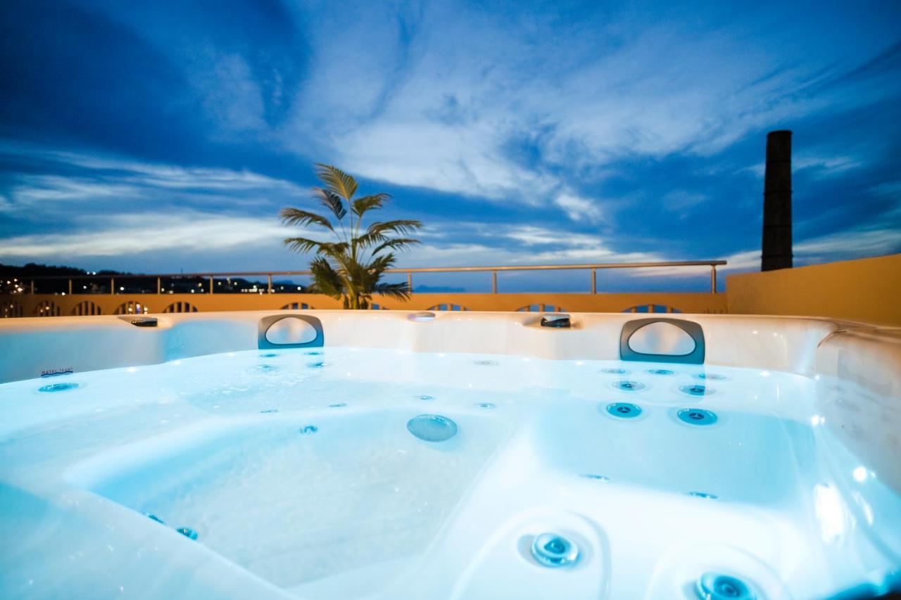 Thea - Rooftop Seaview Jacuzzi